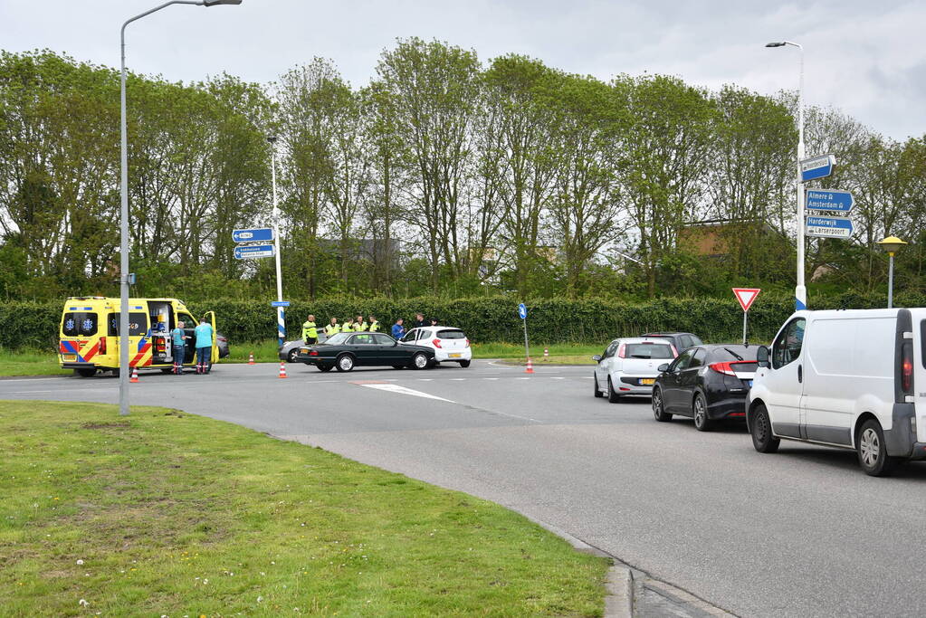 Auto rijdt in flank van andere auto