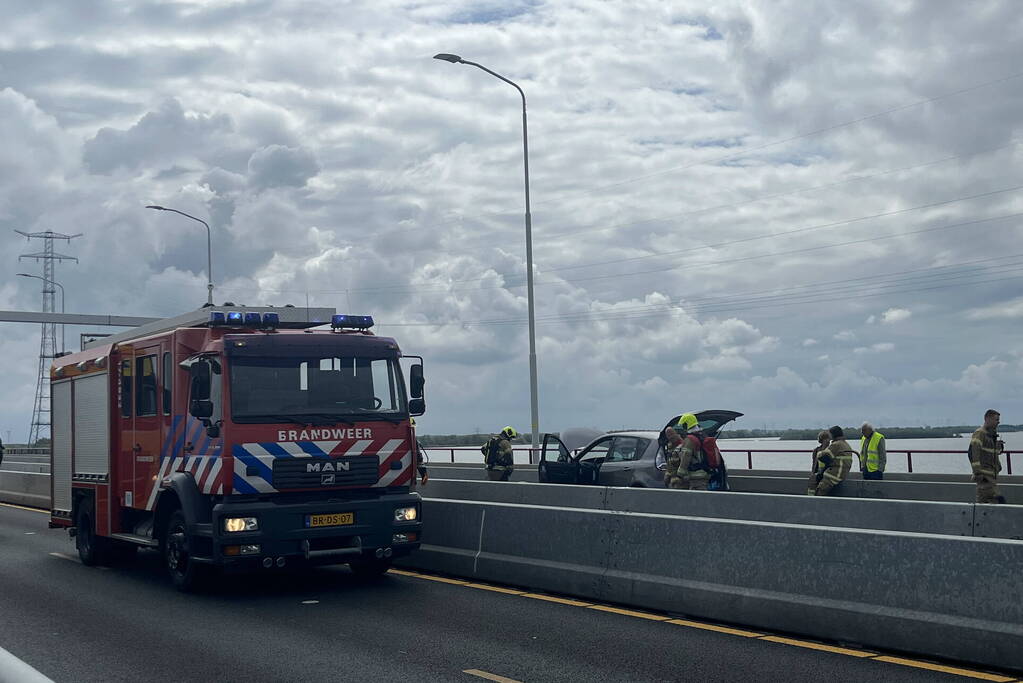 Rokende auto komt stil te staan op Haringvlietbrug