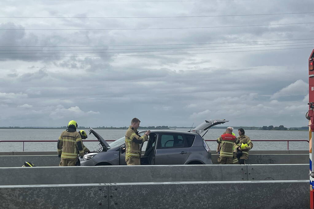 Rokende auto komt stil te staan op Haringvlietbrug