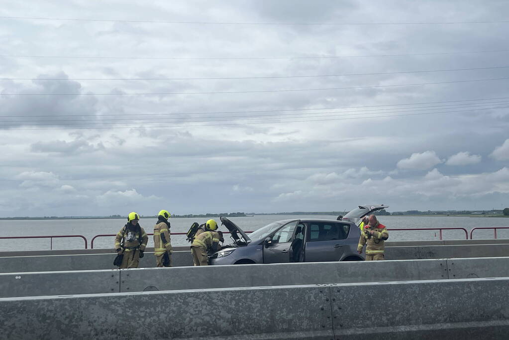 Rokende auto komt stil te staan op Haringvlietbrug