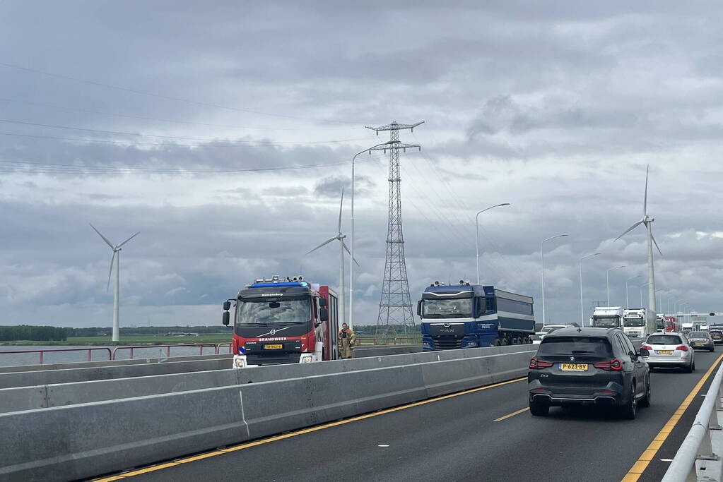 Rokende auto komt stil te staan op Haringvlietbrug