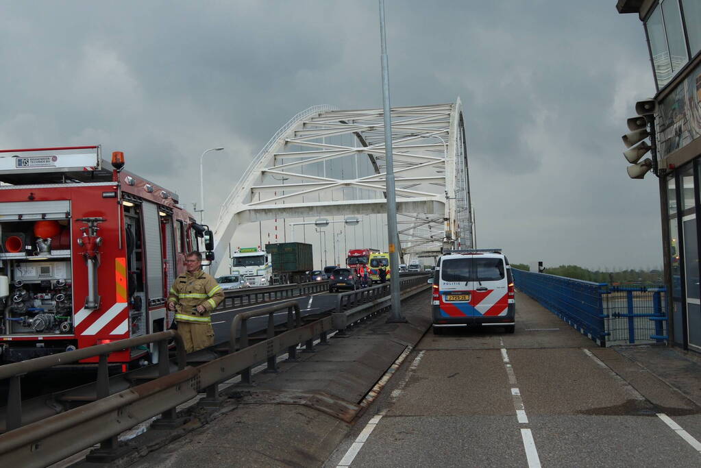 Veel file en wegafsluiting door autobrand