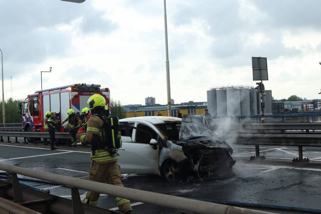 Veel file en wegafsluiting door autobrand