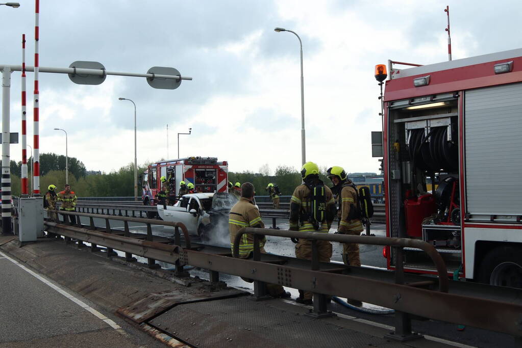 Veel file en wegafsluiting door autobrand
