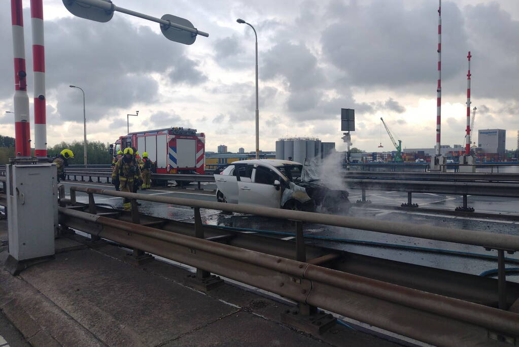 Veel file en wegafsluiting door autobrand