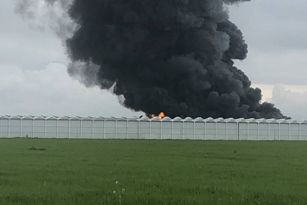 Grote rookwolken bij zeer grote industriebrand