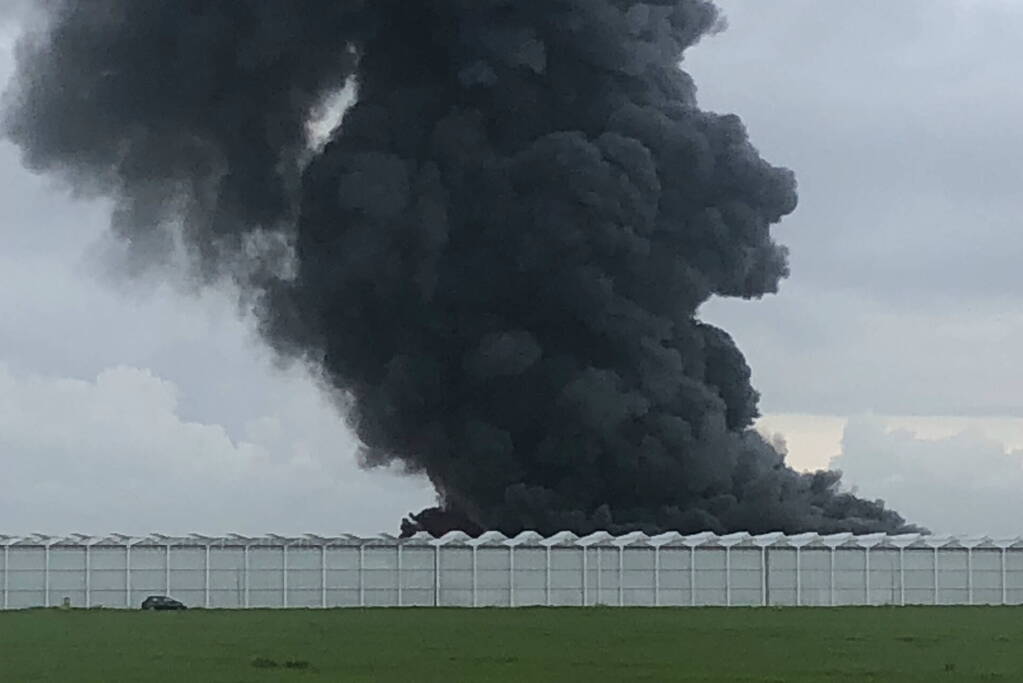 Grote rookwolken bij zeer grote industriebrand