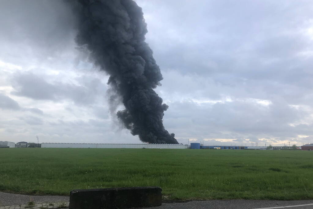 Grote rookwolken bij zeer grote industriebrand