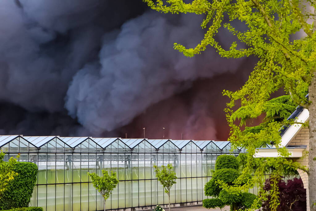 Grote rookwolken bij zeer grote industriebrand