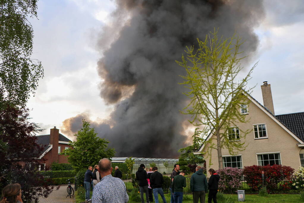 Grote rookwolken bij zeer grote industriebrand