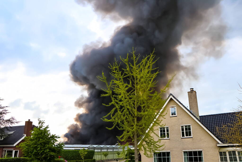 Grote rookwolken bij zeer grote industriebrand