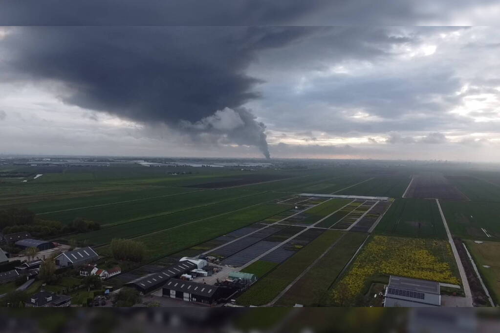 Grote rookwolken bij zeer grote industriebrand