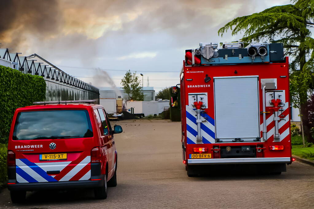Grote rookwolken bij zeer grote industriebrand