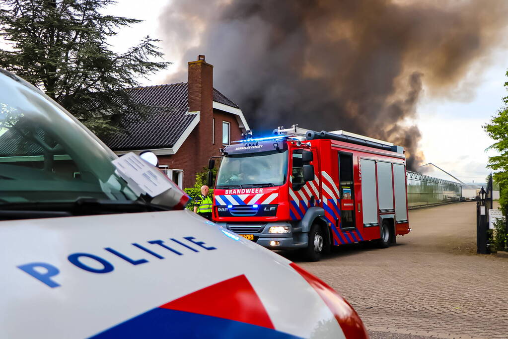 Grote rookwolken bij zeer grote industriebrand