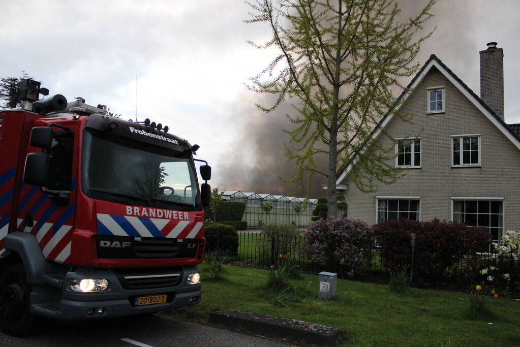 Grote rookwolken bij zeer grote industriebrand