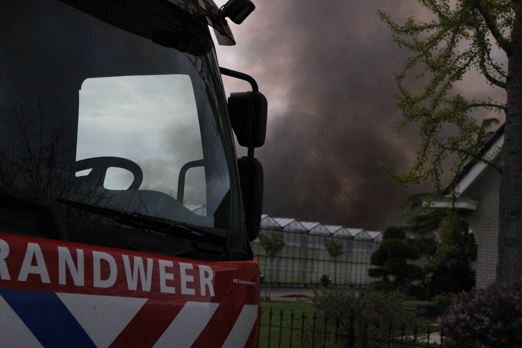 Grote rookwolken bij zeer grote industriebrand