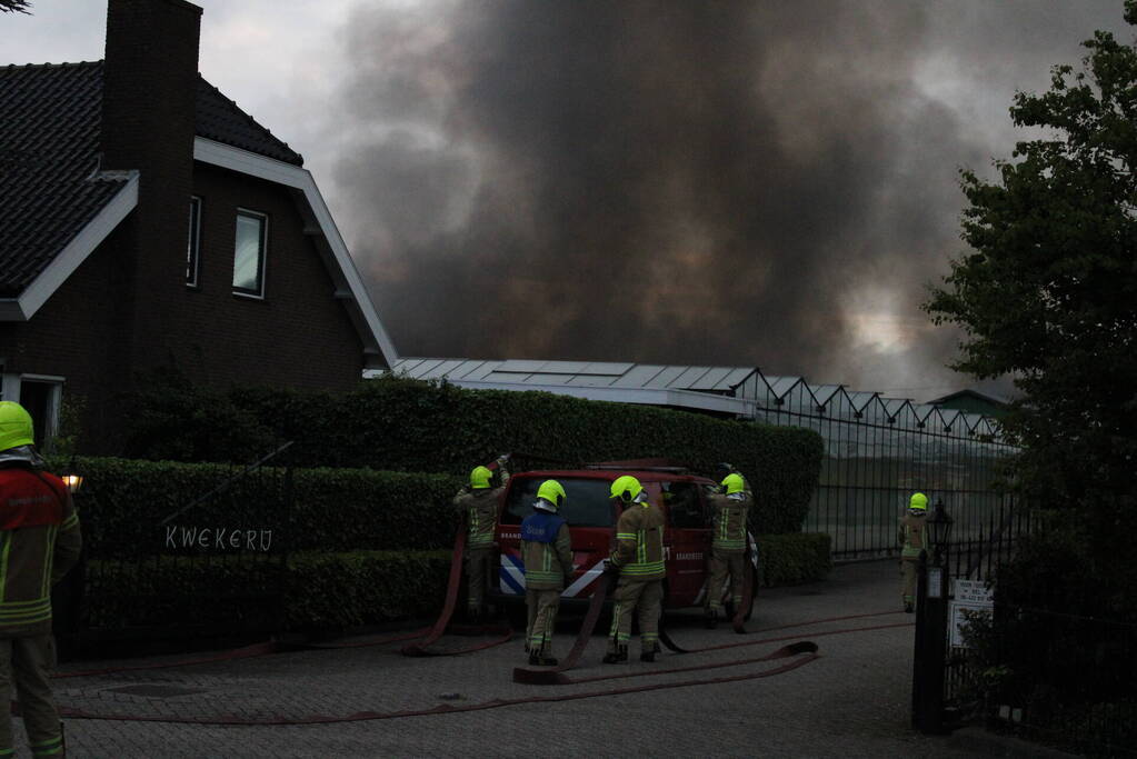 Grote rookwolken bij zeer grote industriebrand