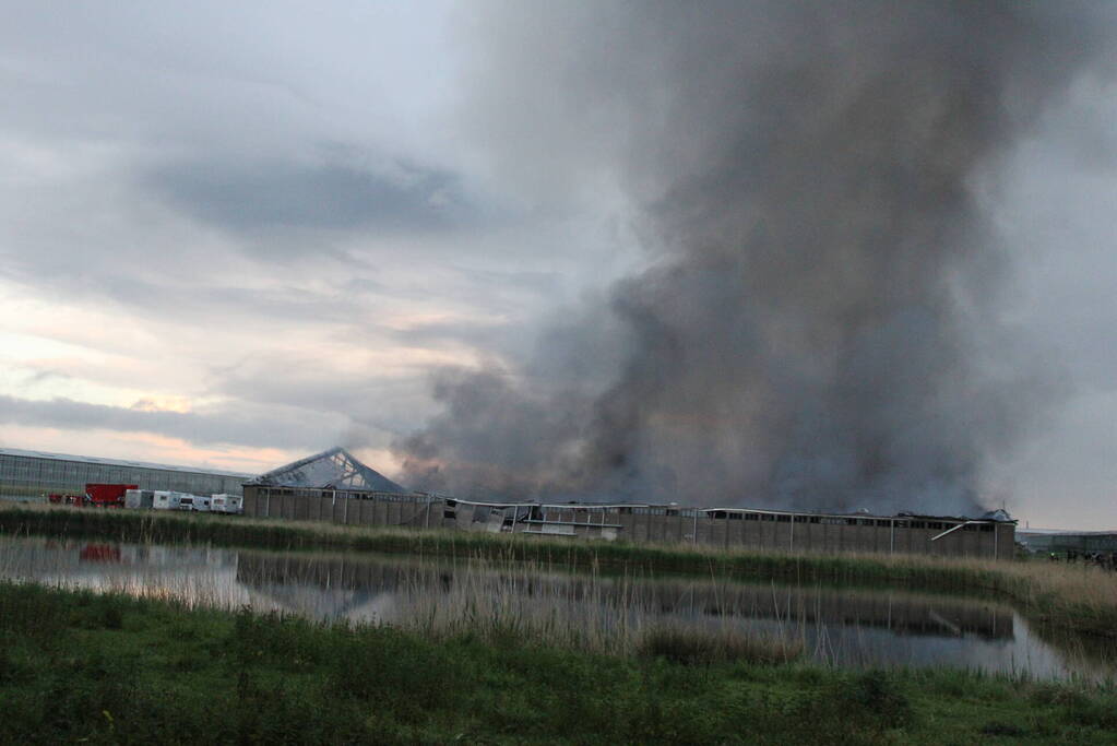 Grote rookwolken bij zeer grote industriebrand
