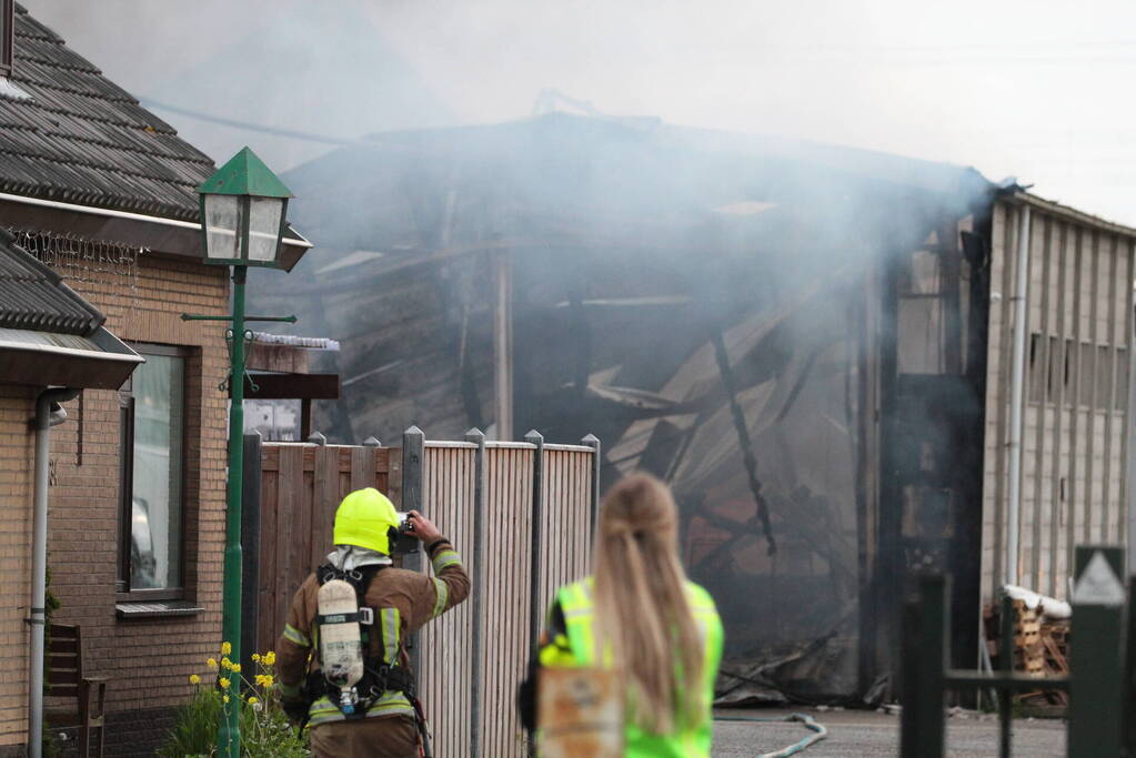Grote rookwolken bij zeer grote industriebrand