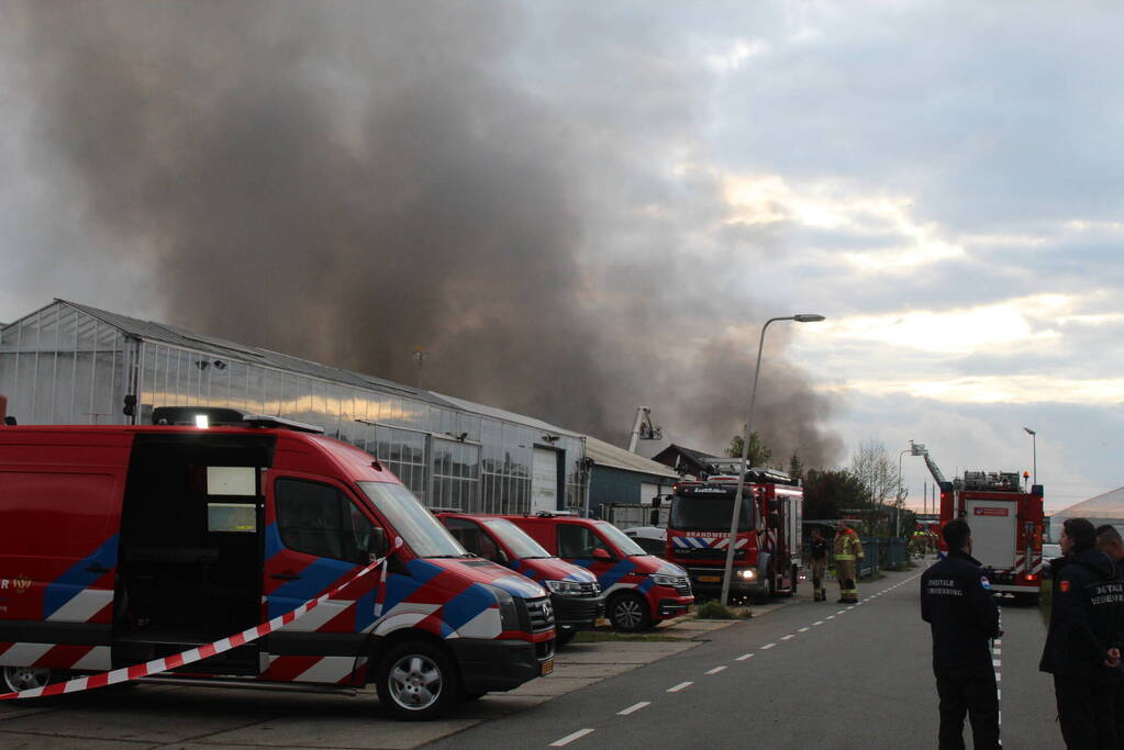 Grote rookwolken bij zeer grote industriebrand