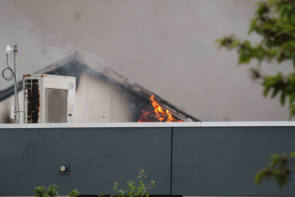 Grote rookwolken bij zeer grote industriebrand