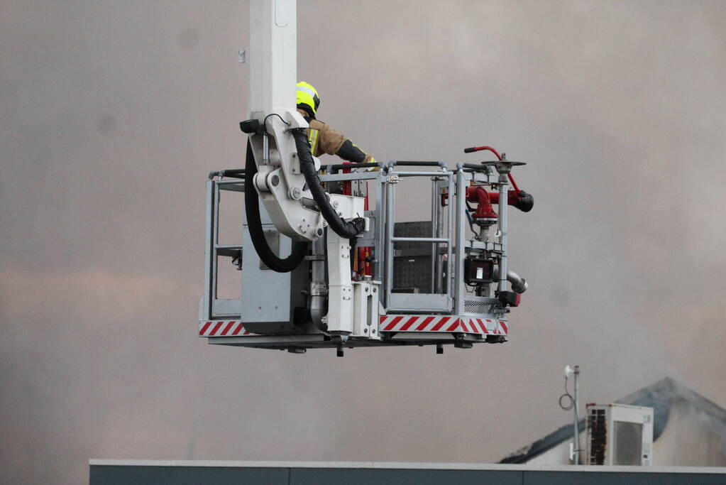 Grote rookwolken bij zeer grote industriebrand