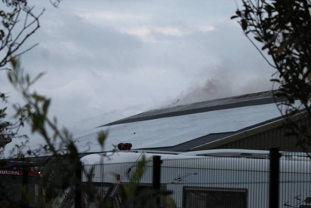 Grote rookwolken bij zeer grote industriebrand