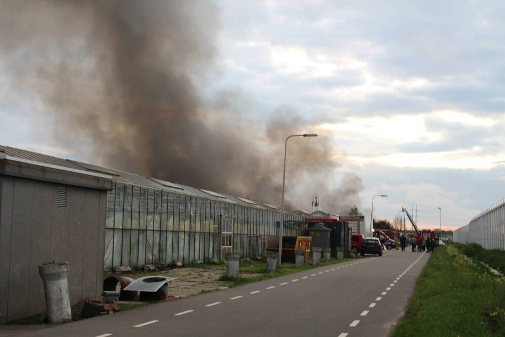 Grote rookwolken bij zeer grote industriebrand
