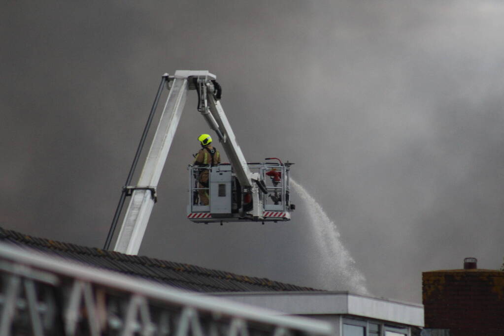 Grote rookwolken bij zeer grote industriebrand