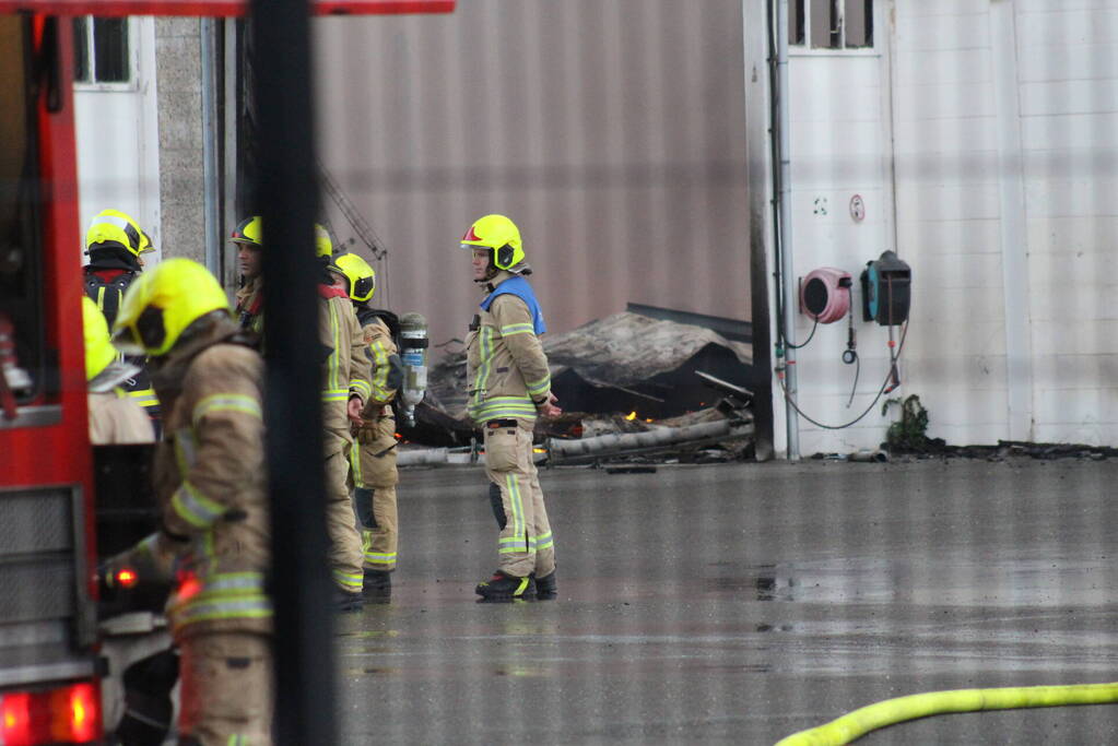 Grote rookwolken bij zeer grote industriebrand