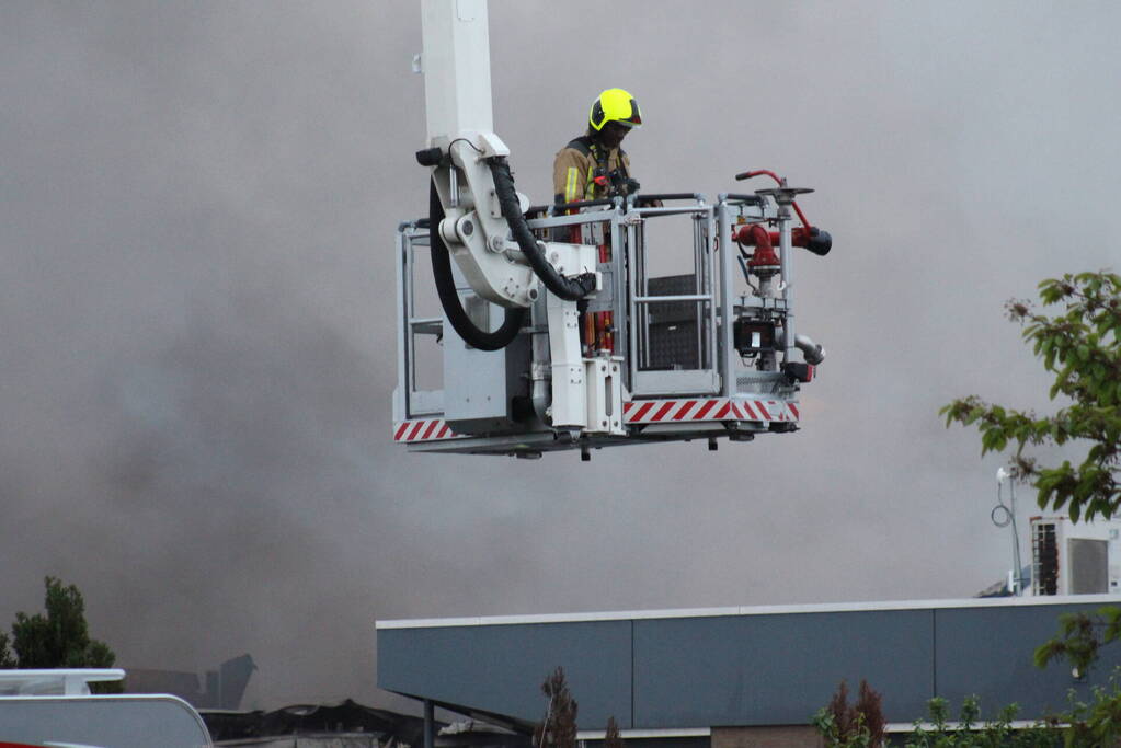 Grote rookwolken bij zeer grote industriebrand