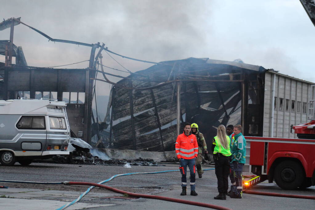 Grote rookwolken bij zeer grote industriebrand