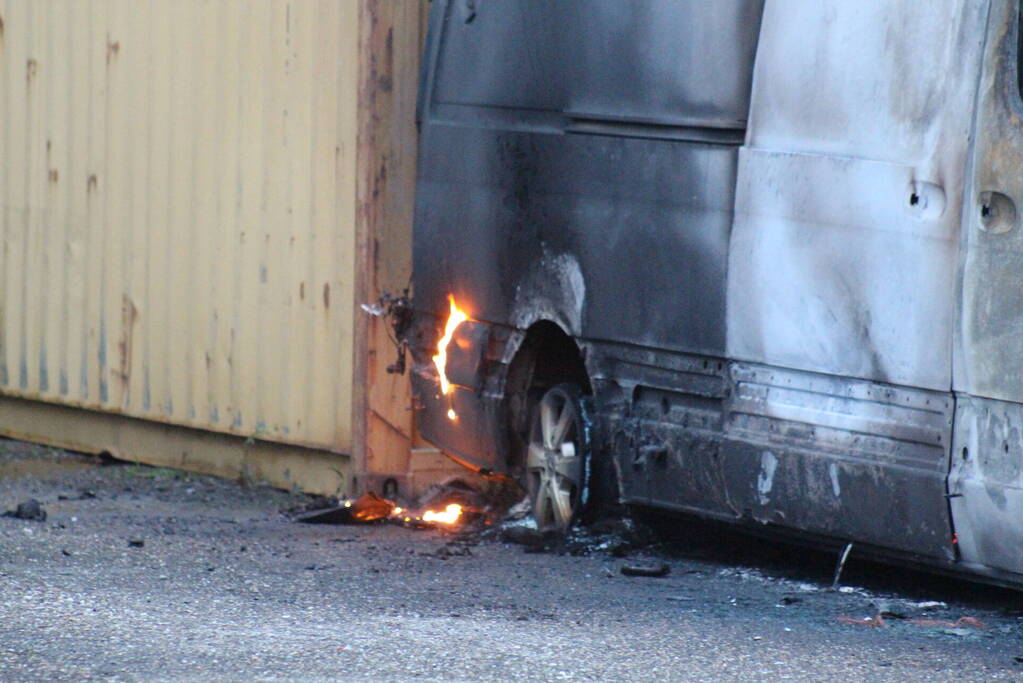 Grote rookwolken bij zeer grote industriebrand