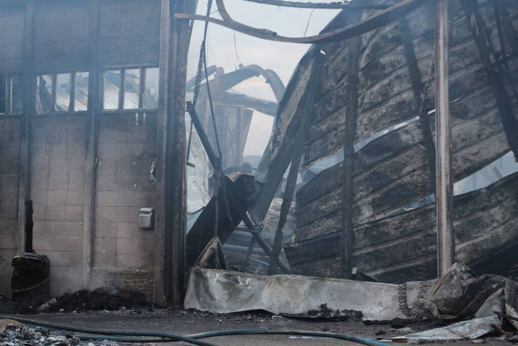 Grote rookwolken bij zeer grote industriebrand