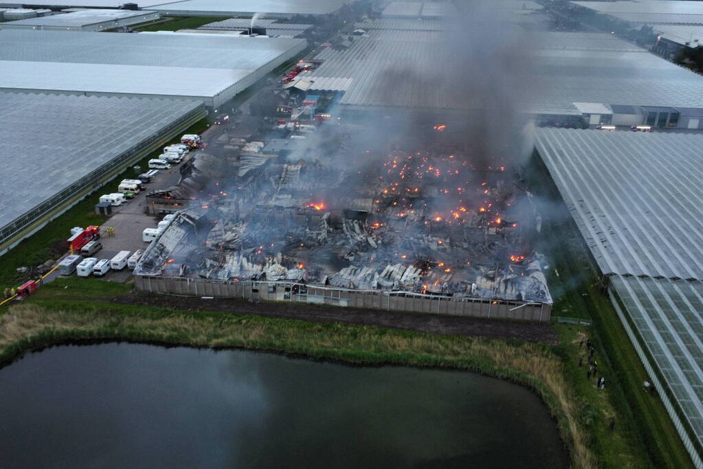 Grote rookwolken bij zeer grote industriebrand