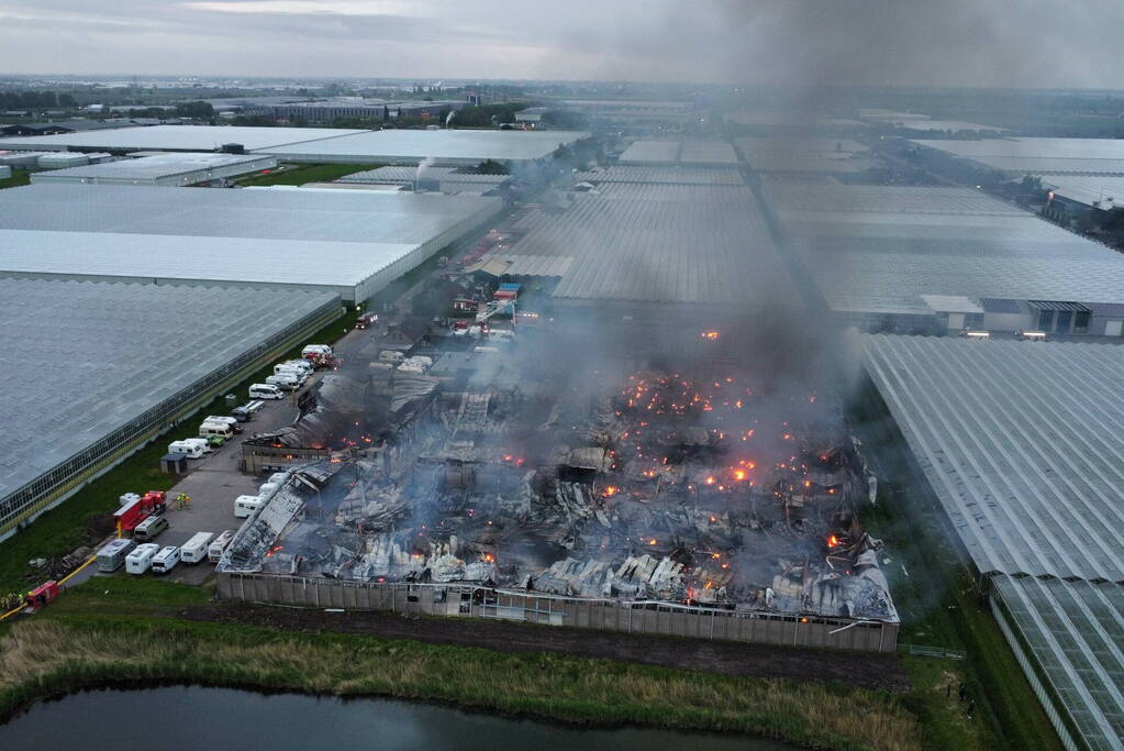 Grote rookwolken bij zeer grote industriebrand