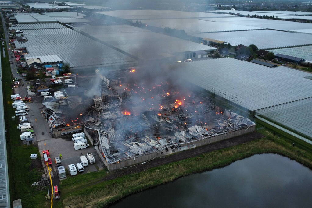 Grote rookwolken bij zeer grote industriebrand