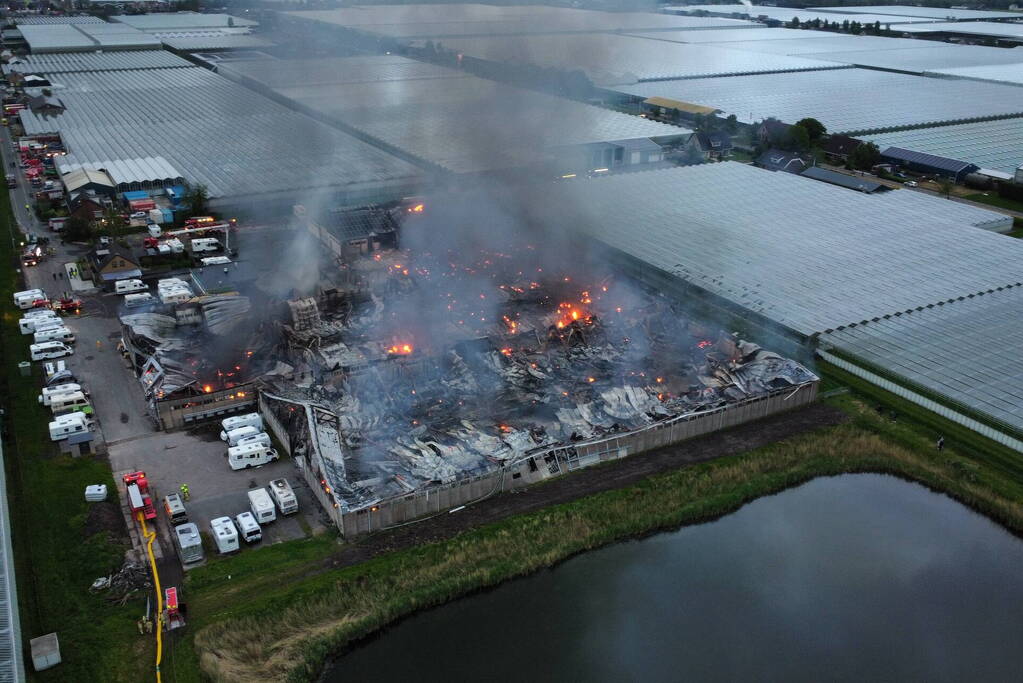 Grote rookwolken bij zeer grote industriebrand