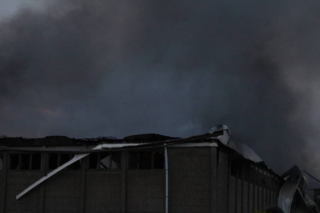 Grote rookwolken bij zeer grote industriebrand