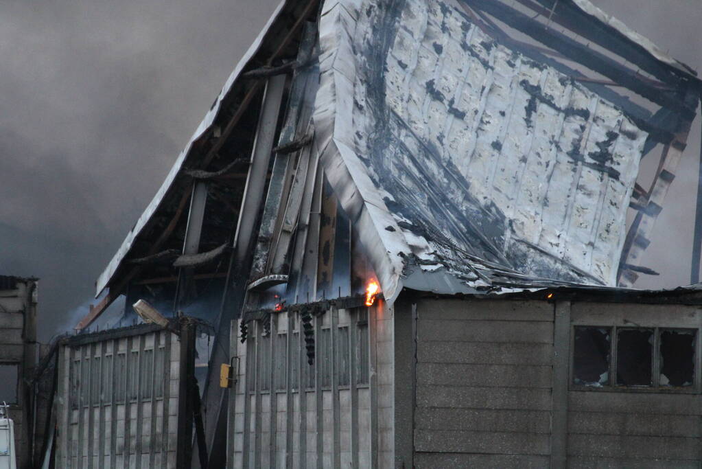 Grote rookwolken bij zeer grote industriebrand