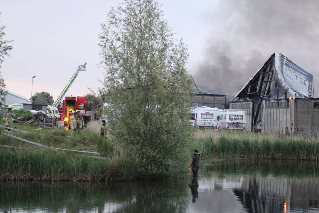 Grote rookwolken bij zeer grote industriebrand