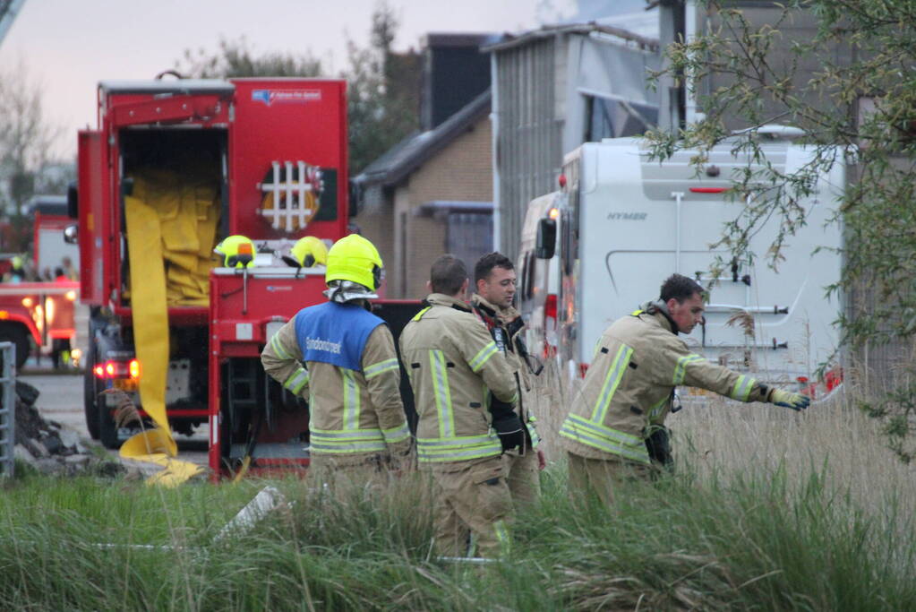 Grote rookwolken bij zeer grote industriebrand