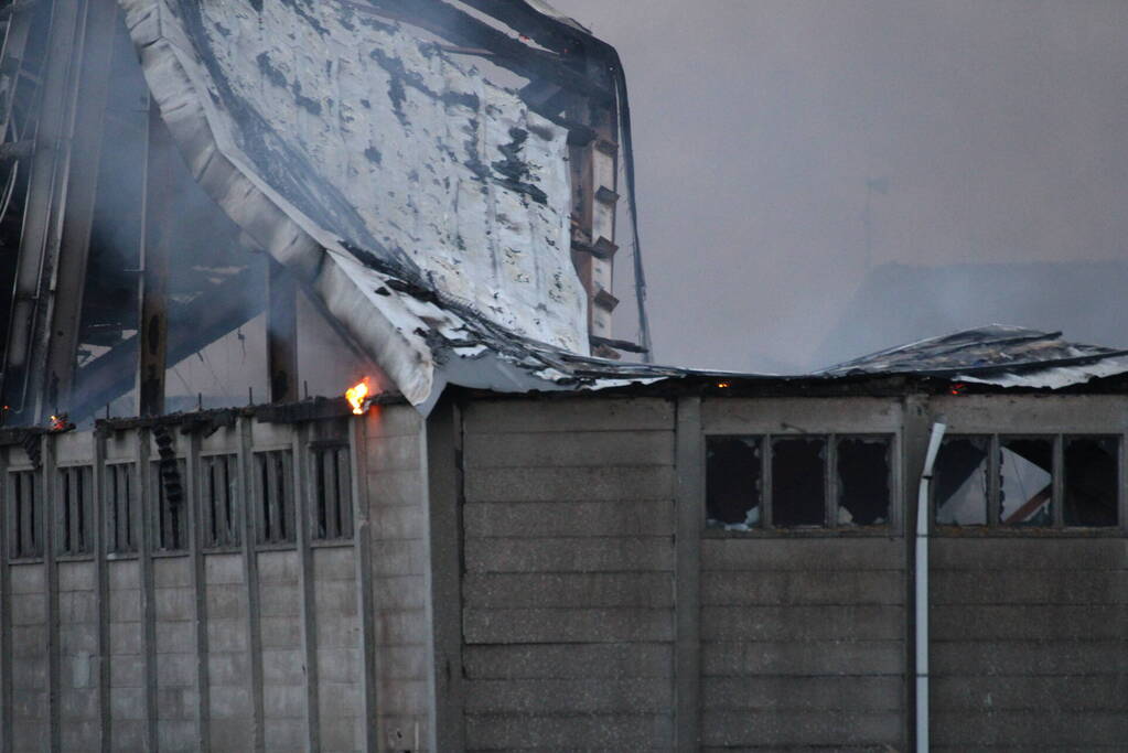 Grote rookwolken bij zeer grote industriebrand
