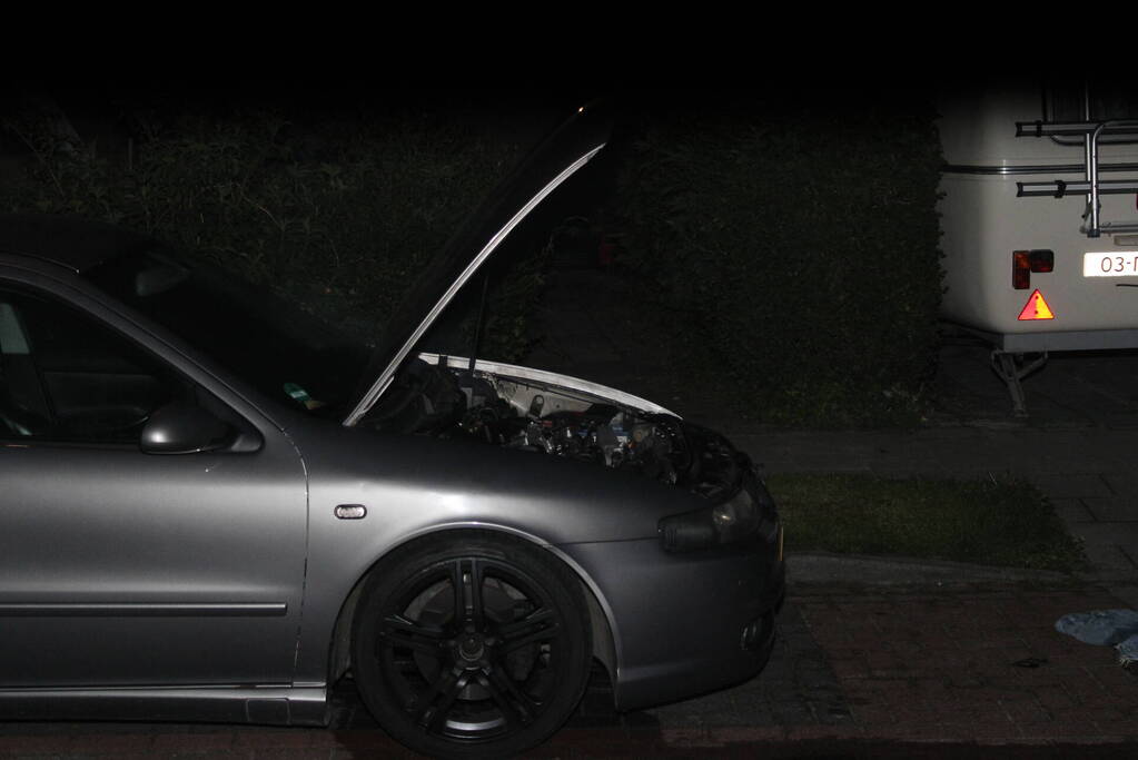 Brand in motorcompartiment van auto