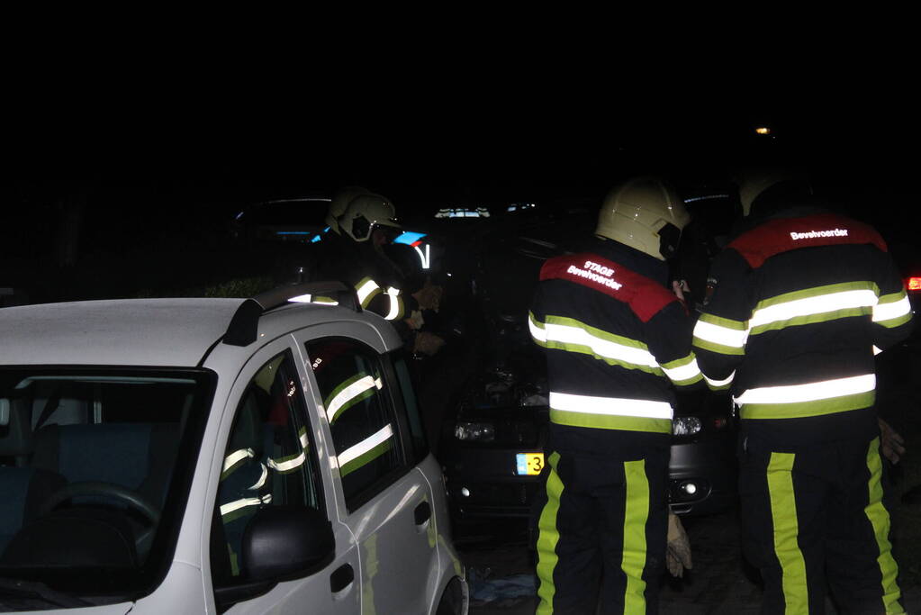 Brand in motorcompartiment van auto