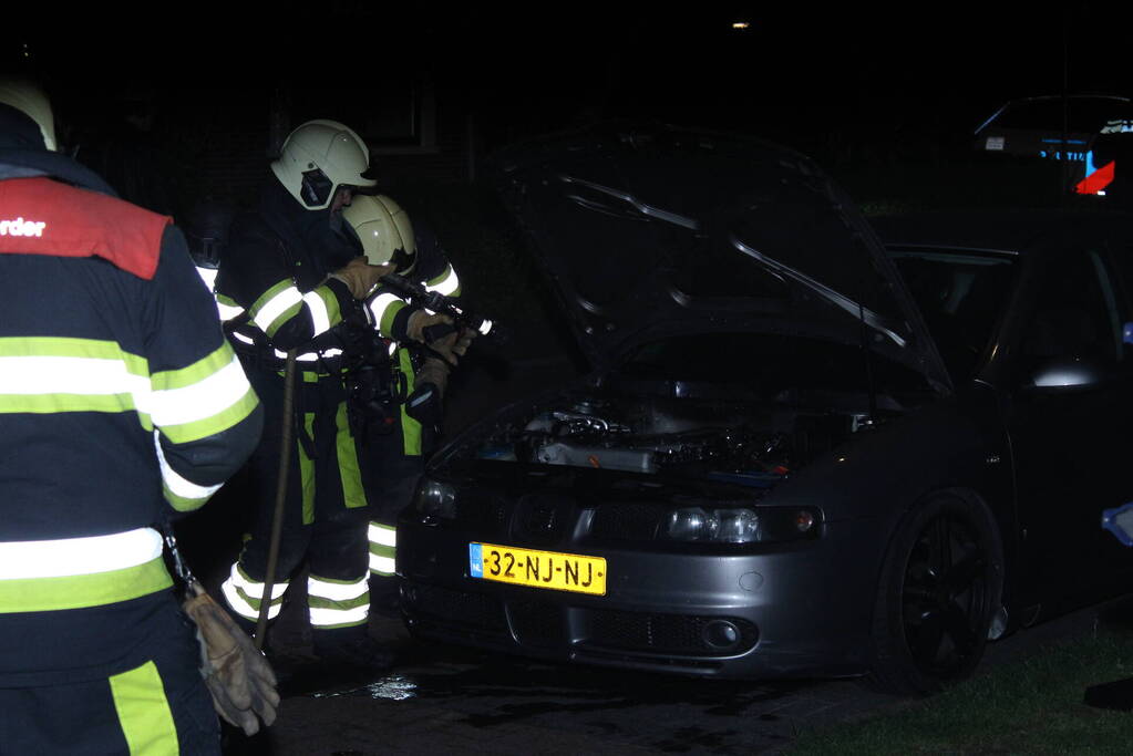 Brand in motorcompartiment van auto