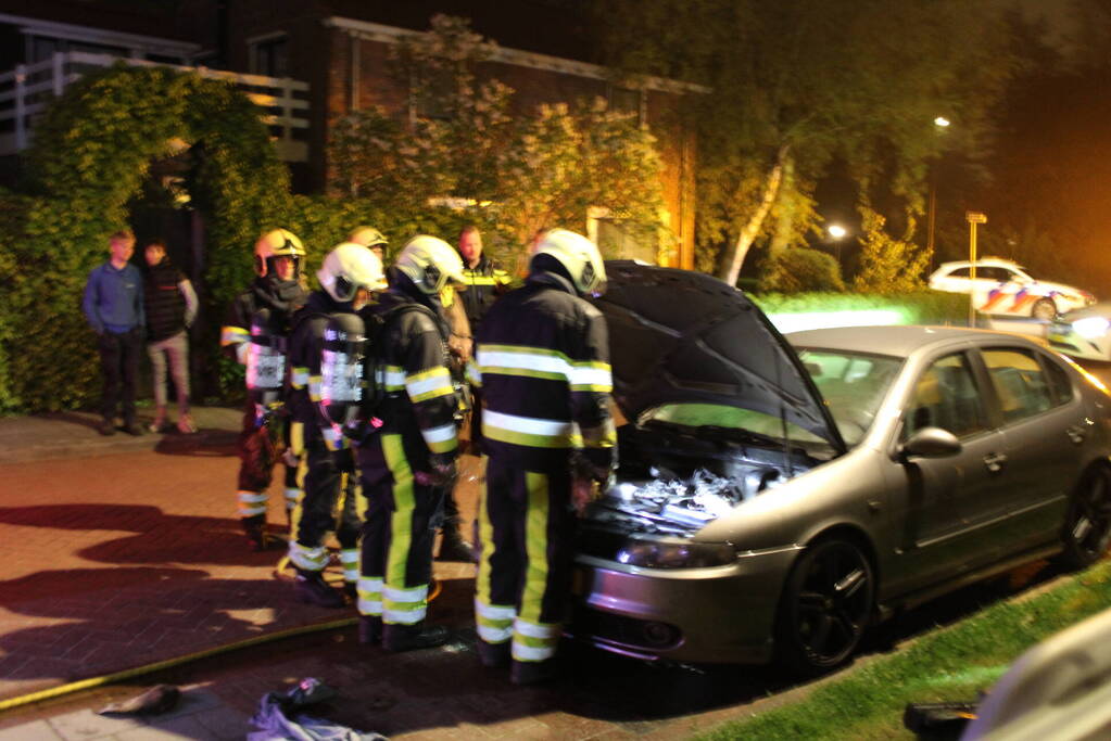 Brand in motorcompartiment van auto
