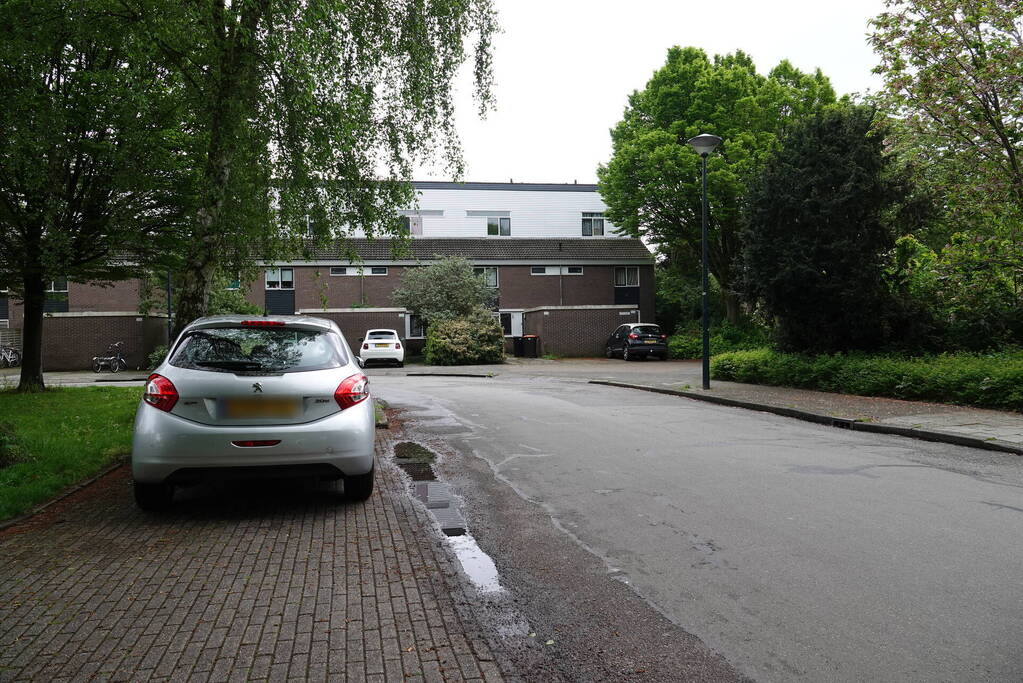 Voordeur woning beschadigd na explosie