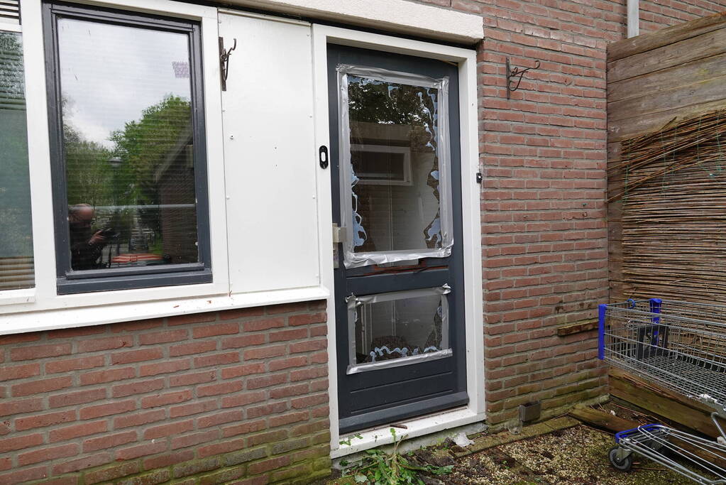 Voordeur woning beschadigd na explosie
