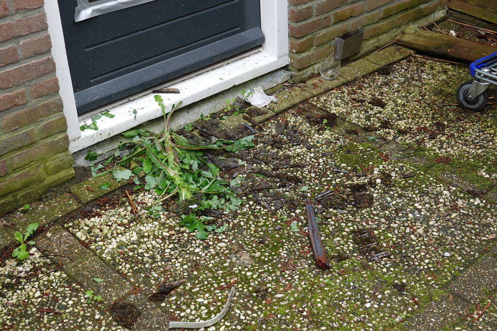 Voordeur woning beschadigd na explosie